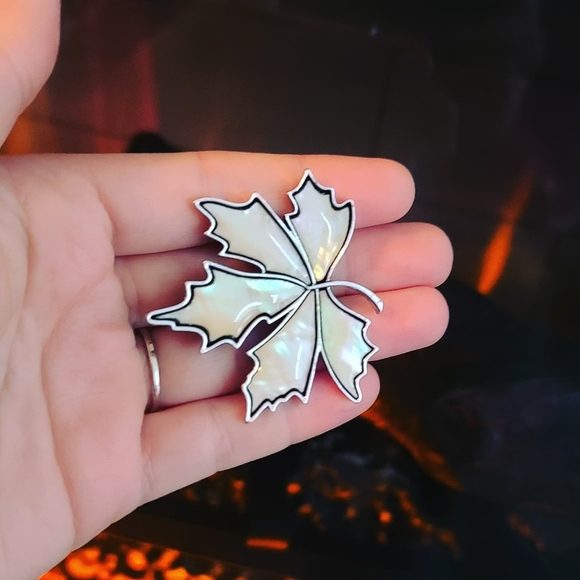 Nacre Mother of Pear Leaf Brooch/ Pendant 2 in 1 - Picture 2 of 4